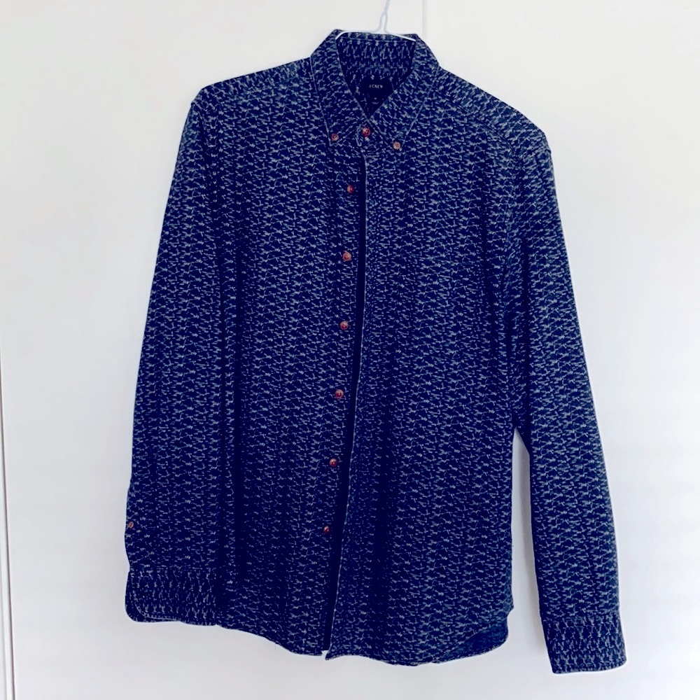 Lovely JCrew, men’s indigo, denim shirt with brown buttons. Size M.